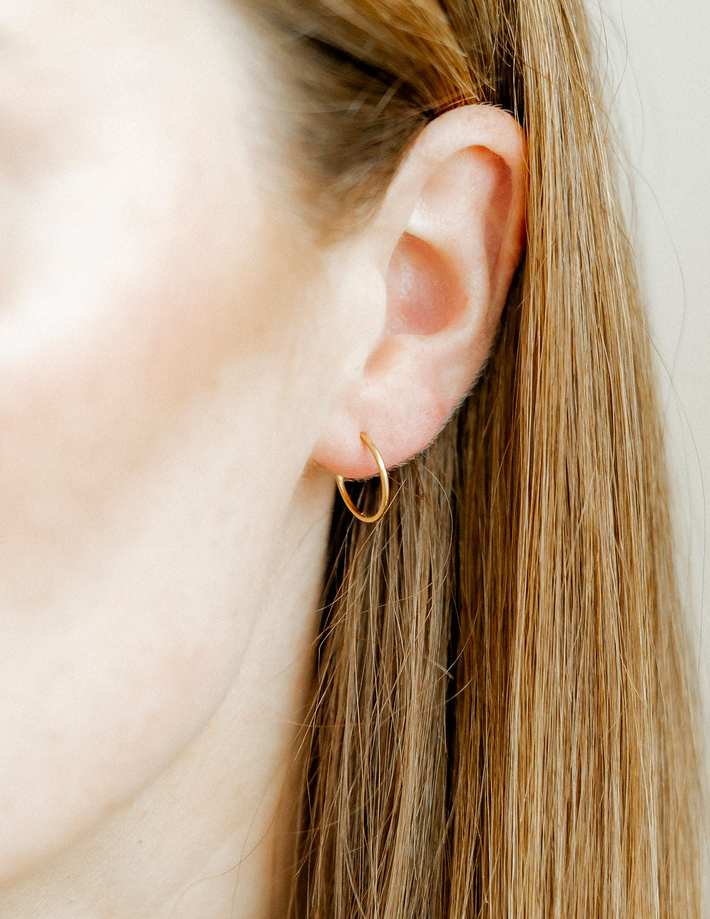 Huggie Infinity Hoop Earrings - Ava Gold 10mm