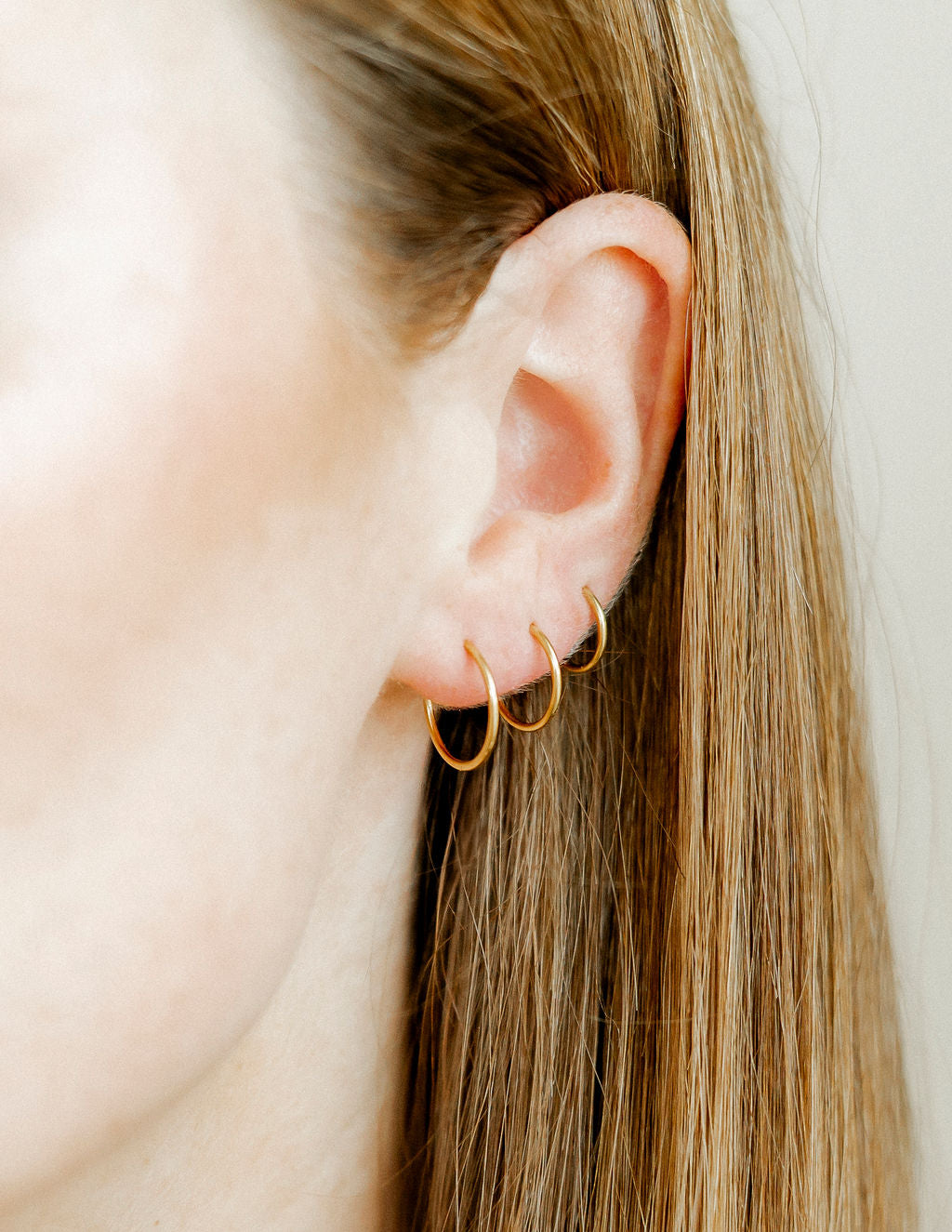 Huggie Infinity Hoop Earrings - Ava Gold 10mm