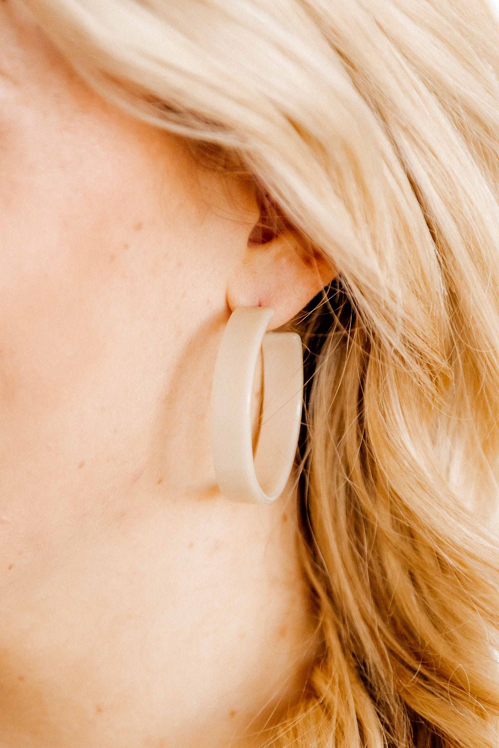 Ashley - Medium Hoop - Latte - Earrings - LINNY CO WholesaleAcetate