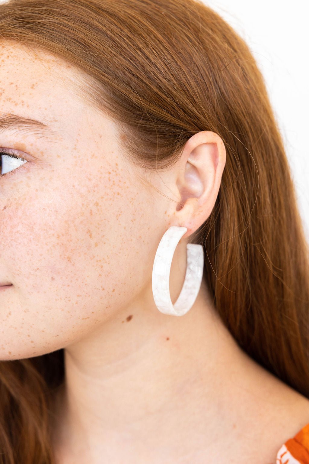 Ashley - Medium Hoop - White Shell - Earrings - LINNY CO WholesaleAcetate