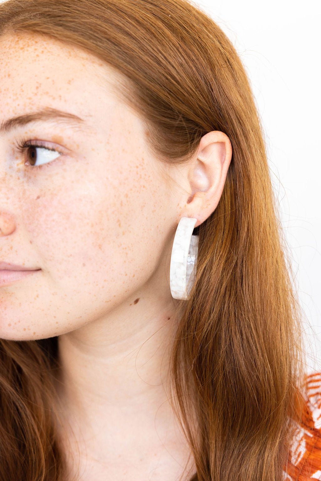 Ashley - Medium Hoop - White Shell - Earrings - LINNY CO WholesaleAcetate