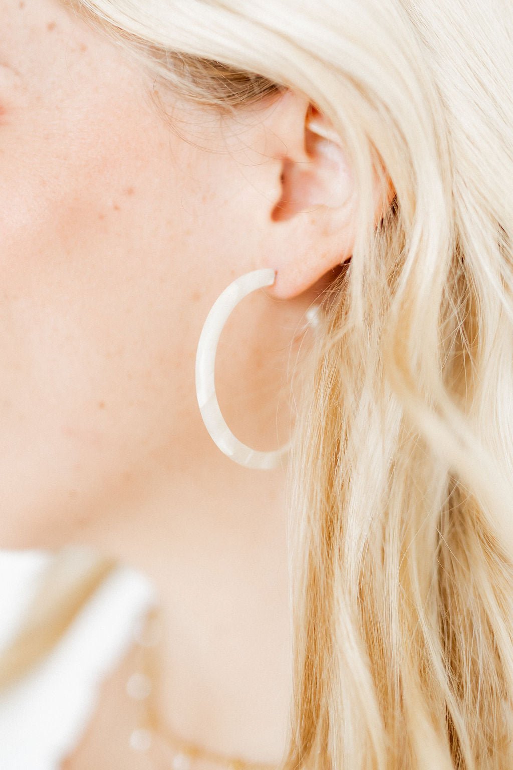 Holly Medium Hoop Earrings - Champagne Sparkle - LINNY CO WholesaleAcetate