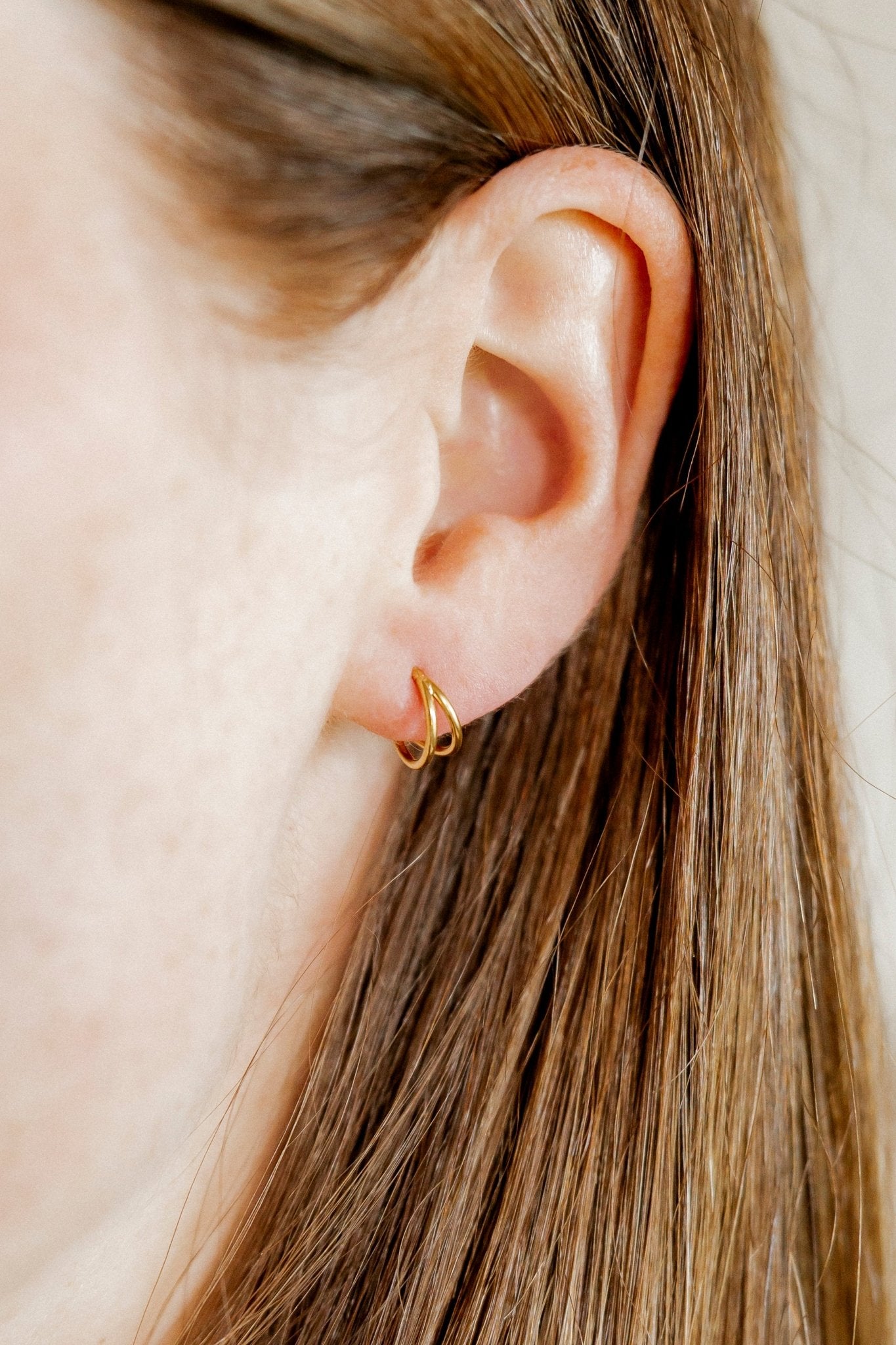 Huggie Earrings - Nylah Gold 8mm - LINNY CO WholesaleStuds