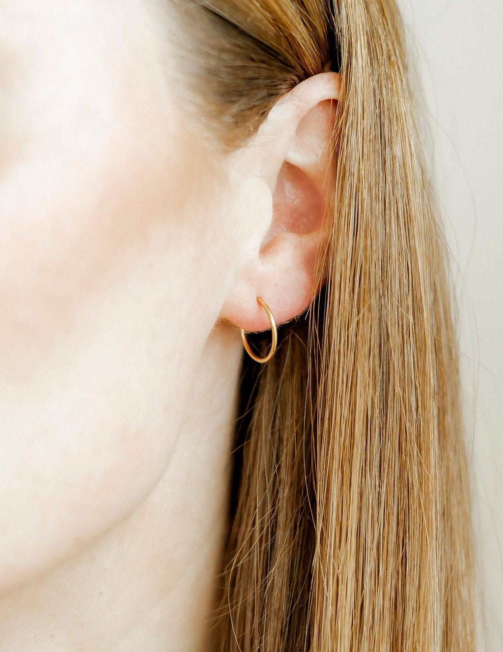 Huggie Infinity Hoop Earrings - Ava Gold 12mm - LINNY CO Wholesale