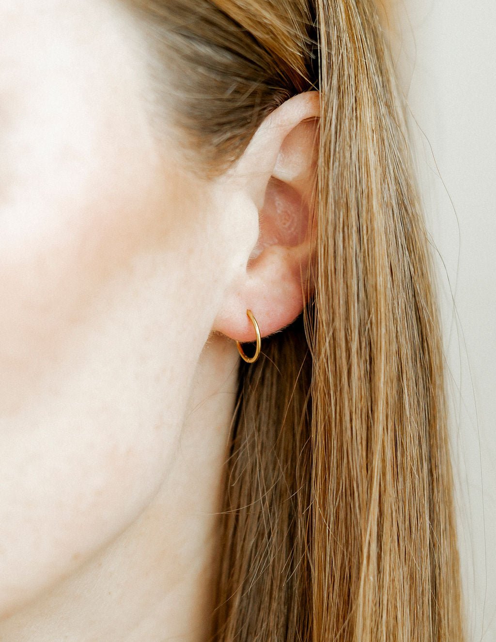 Huggie Infinity Hoop Earrings - Ava Gold 8mm - LINNY CO Wholesale