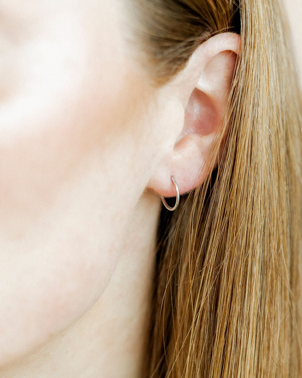 Huggie Infinity Hoop Earrings - Ava Silver 10mm - LINNY CO Wholesale