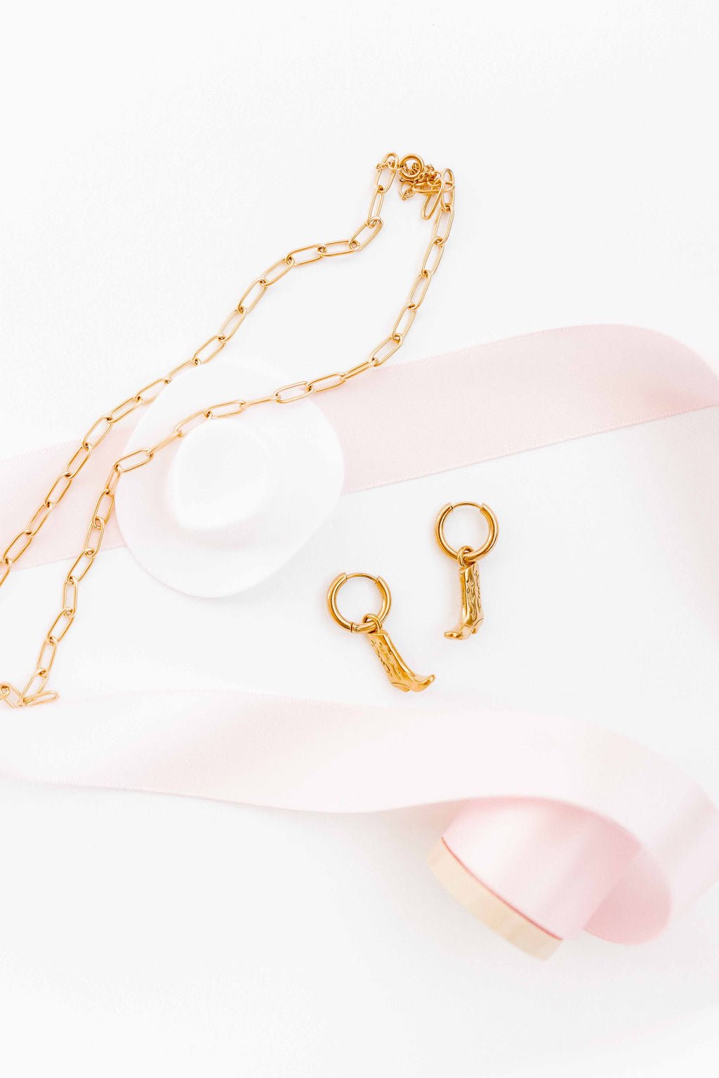 LINNY CO Palmer Paperclip Gold necklace for kids & little girls — hypoallergenic, waterproof stainless steel, flat-lay styling.