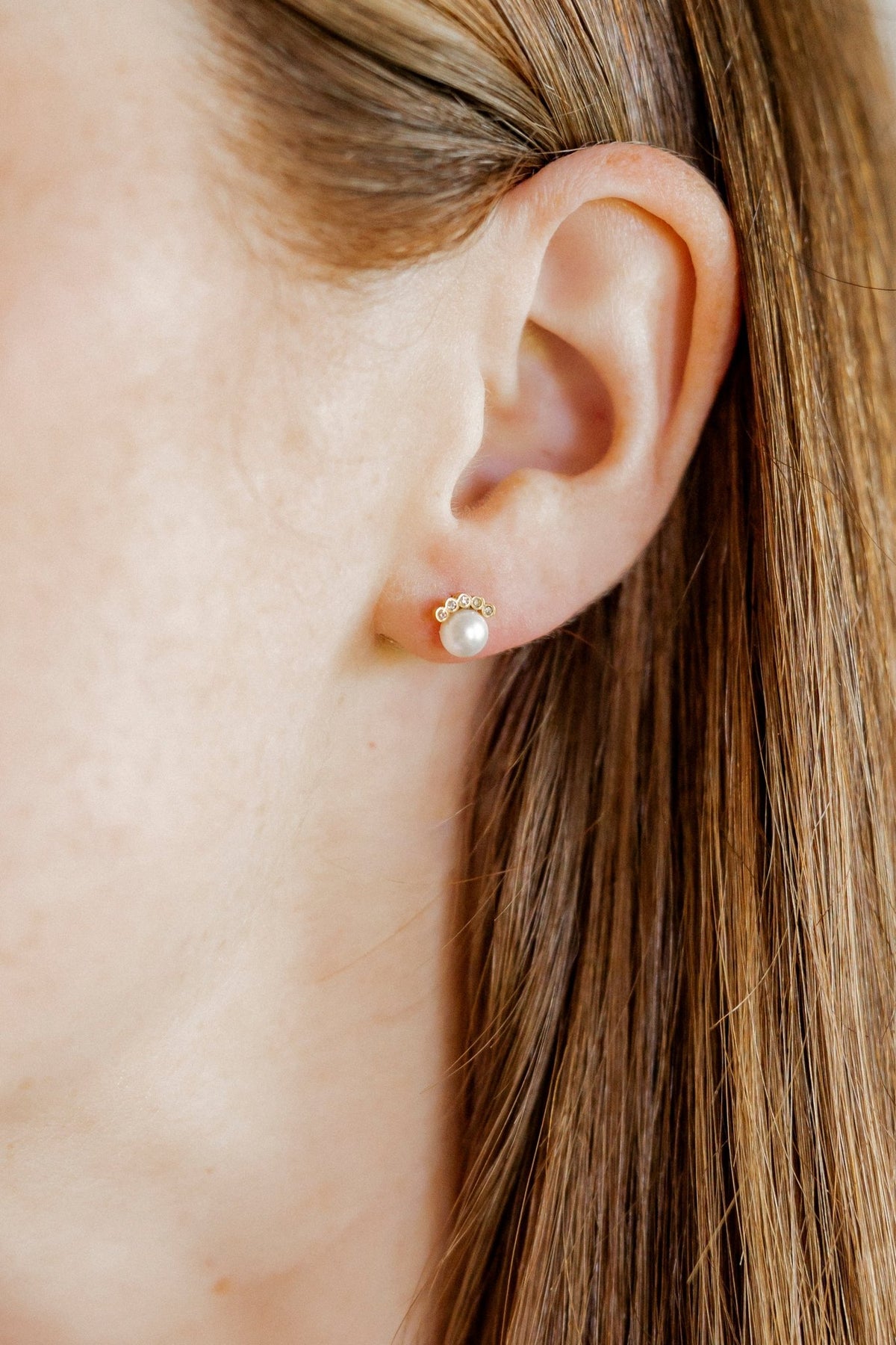 Screwback Stud Earrings - Winnie CZ Pearl Gold - LINNY CO WholesaleStuds